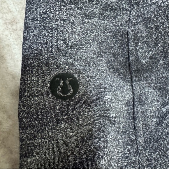 Lululemon on the fly shorts size 4 - Picture 6 of 6